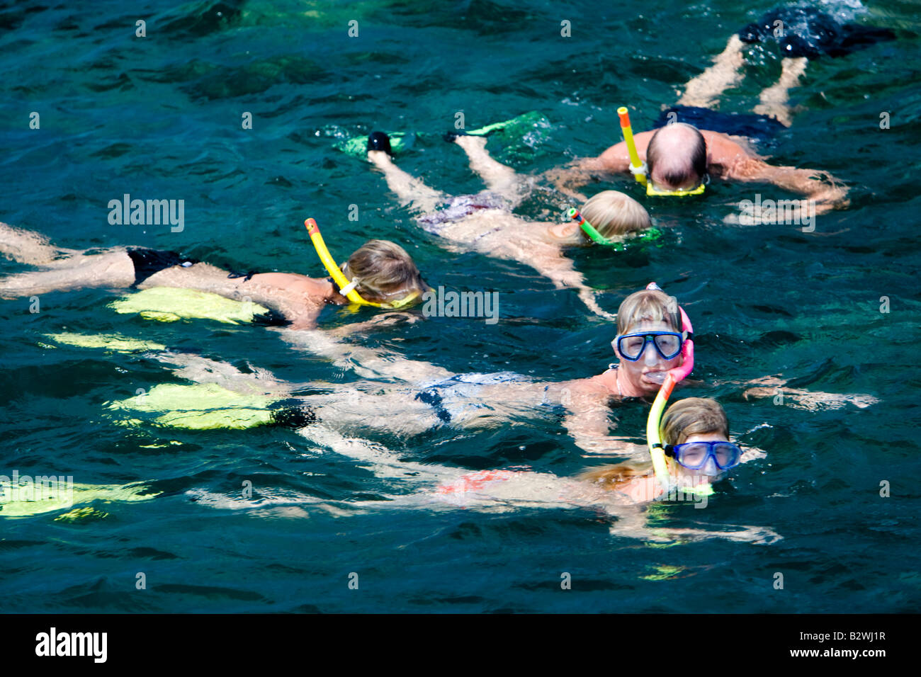 Famiglia lo snorkeling in un isola Thoi gruppo a sud dell'isola di Phu Quoc Vietnam Foto Stock