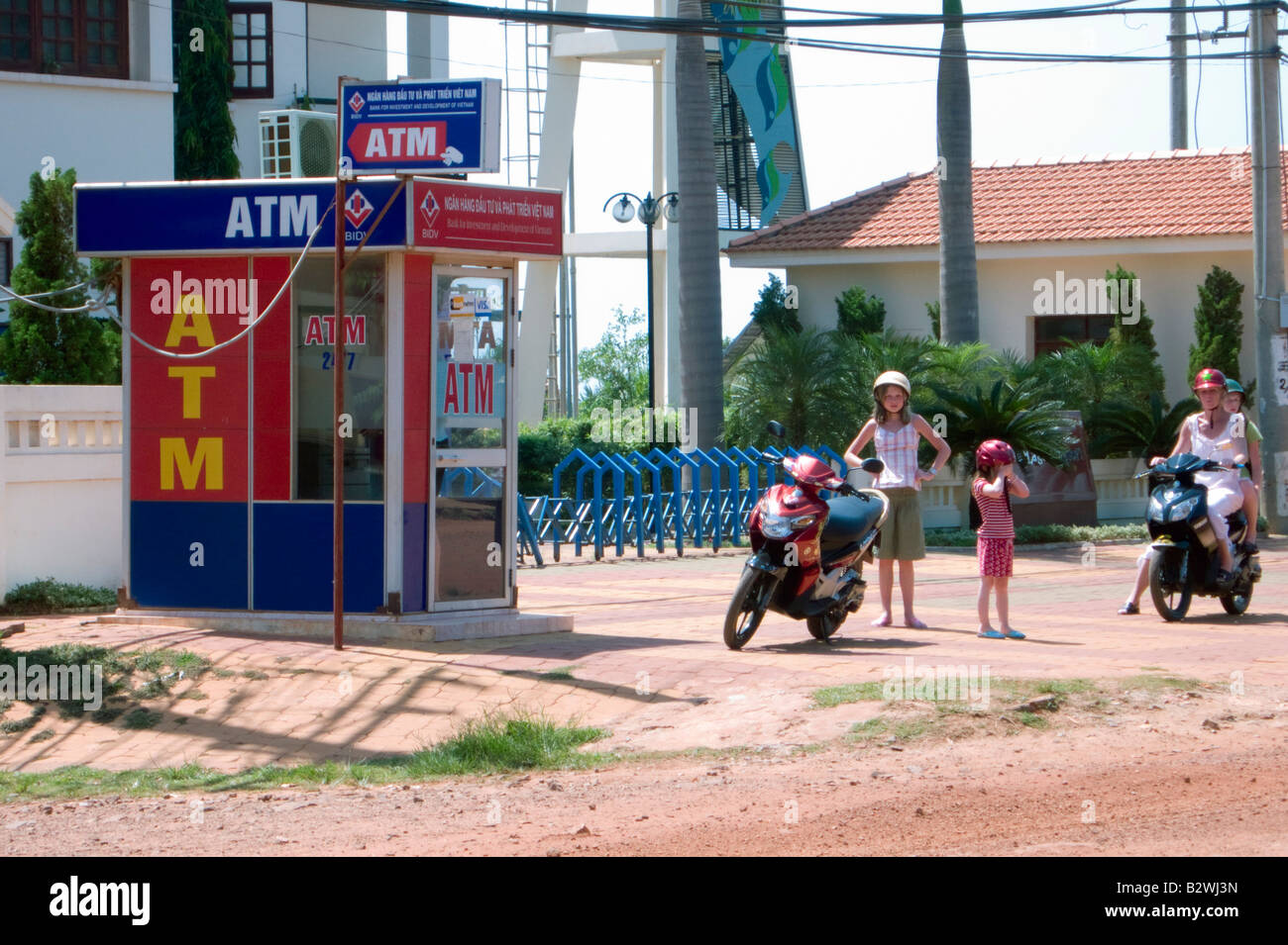 I turisti di attendere al bancomat booth Phu Quoc Island in Vietnam Foto Stock