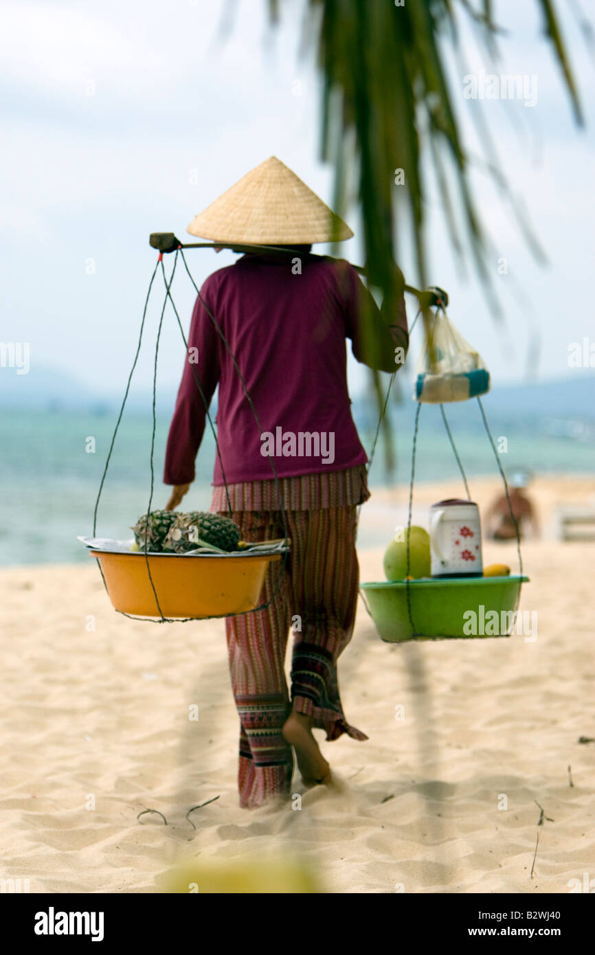 Cappello conico donna frutta tropicali venditore Long Beach Phu Quoc Island in Vietnam Foto Stock