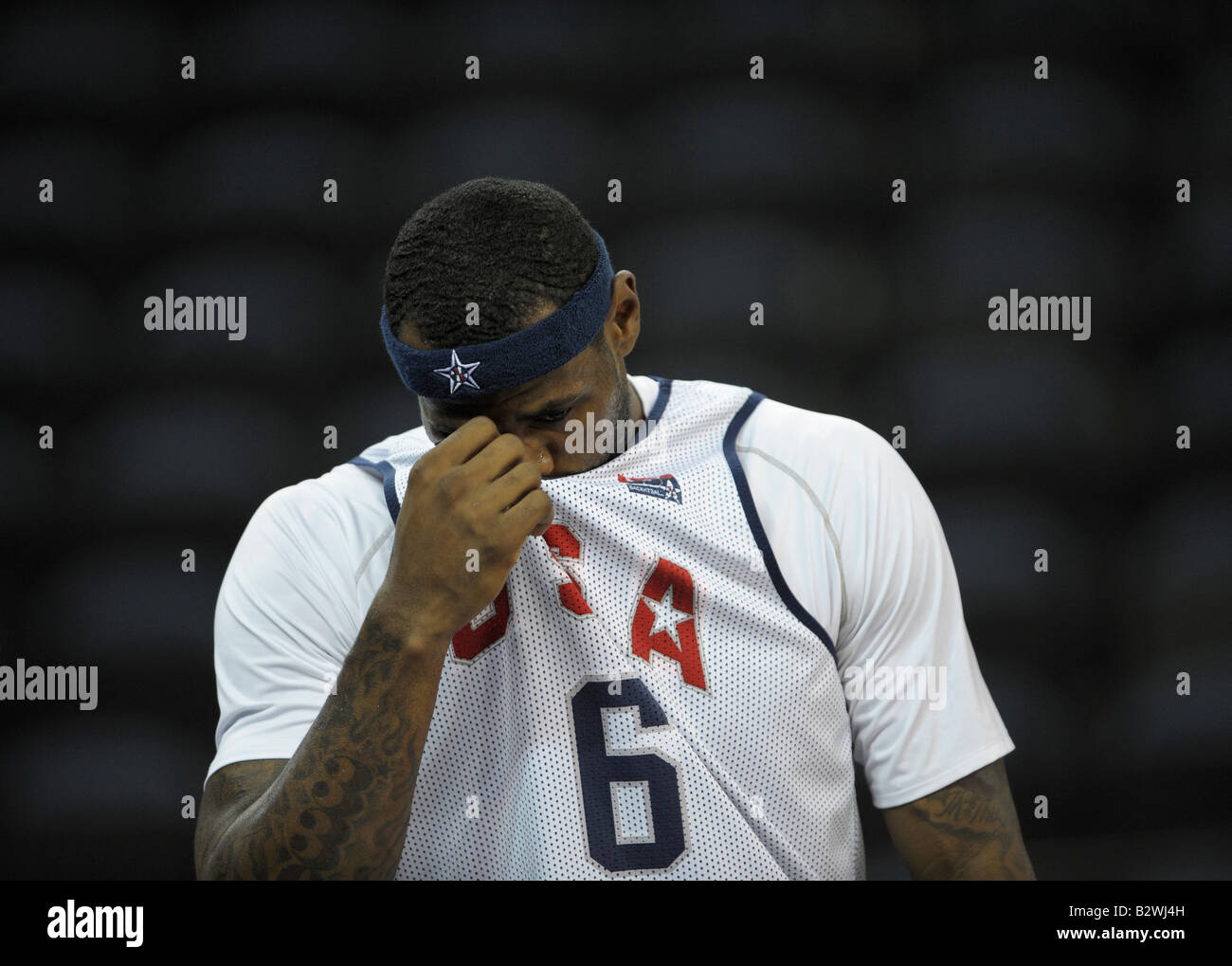 Stati Uniti gli uomini di pallacanestro senior team player LeBron James partecipa a una sessione di formazione in Macau, Giochi Olimpici di Pechino Foto Stock