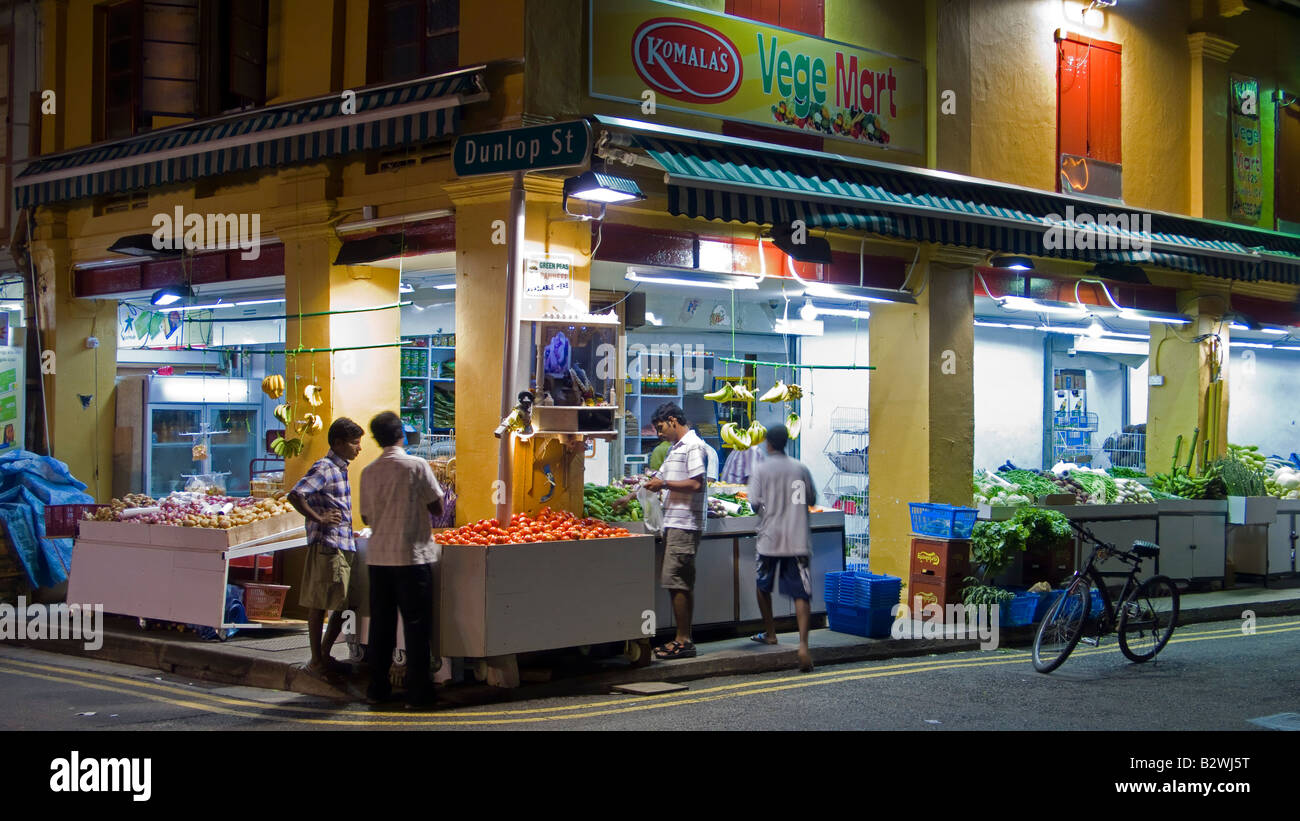 Notte di frutta e verdura negozio di drogheria Little India di Singapore Foto Stock