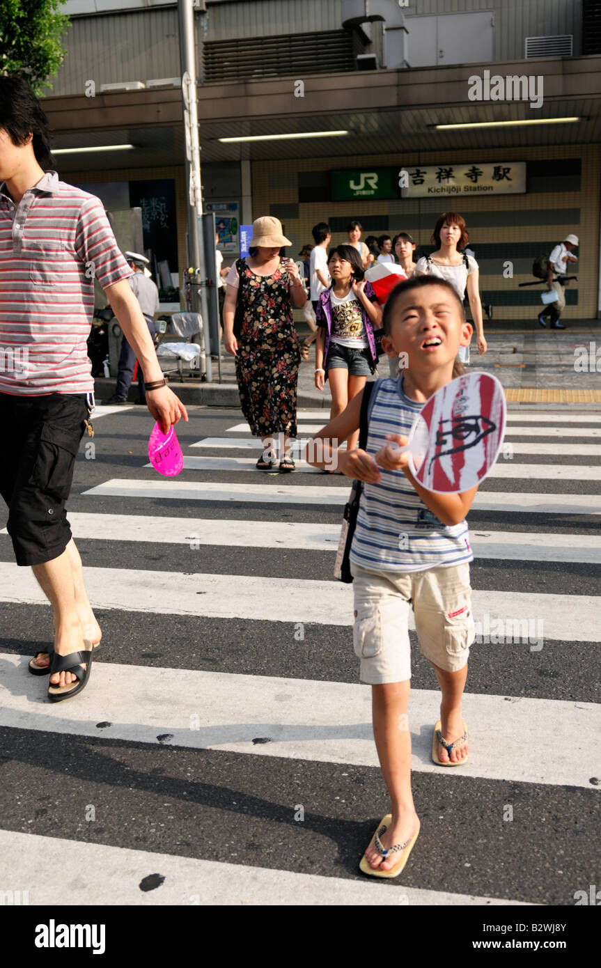 Un ragazzo in estate in città Foto Stock