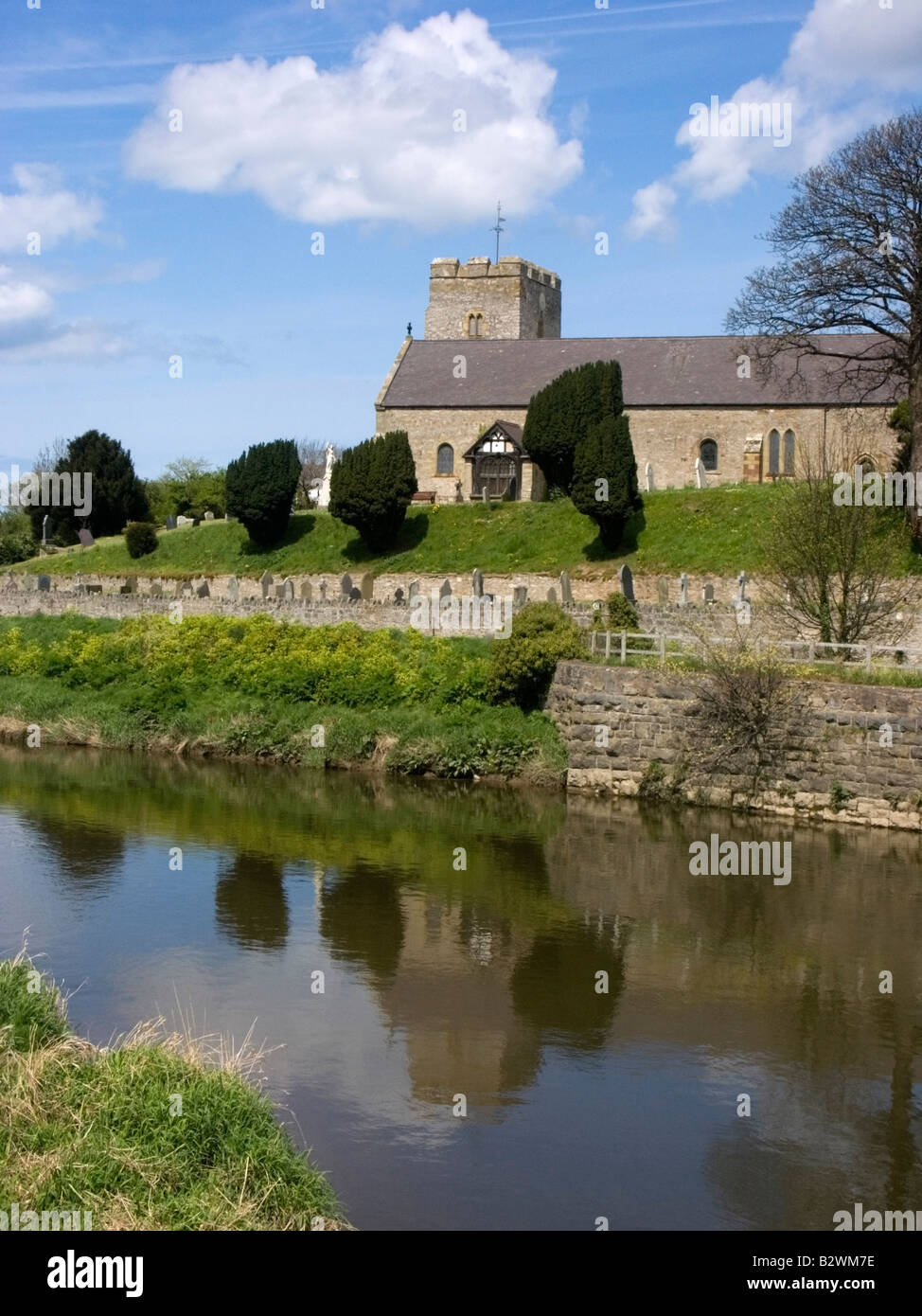 Chiesa di Santa Maria sulle rive del fiume Clwyd a Rhuddlan, Denbighshire, Wales, Regno Unito Foto Stock