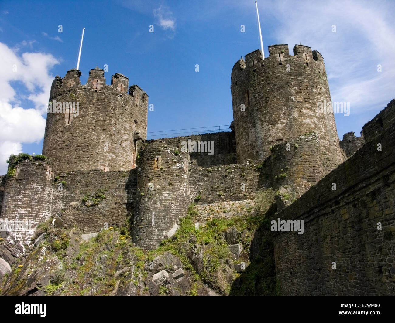 Conwy Castle dall'aspetto occidentale che mostra sia il nord ovest e sud ovest di torri, Wales, Regno Unito Foto Stock