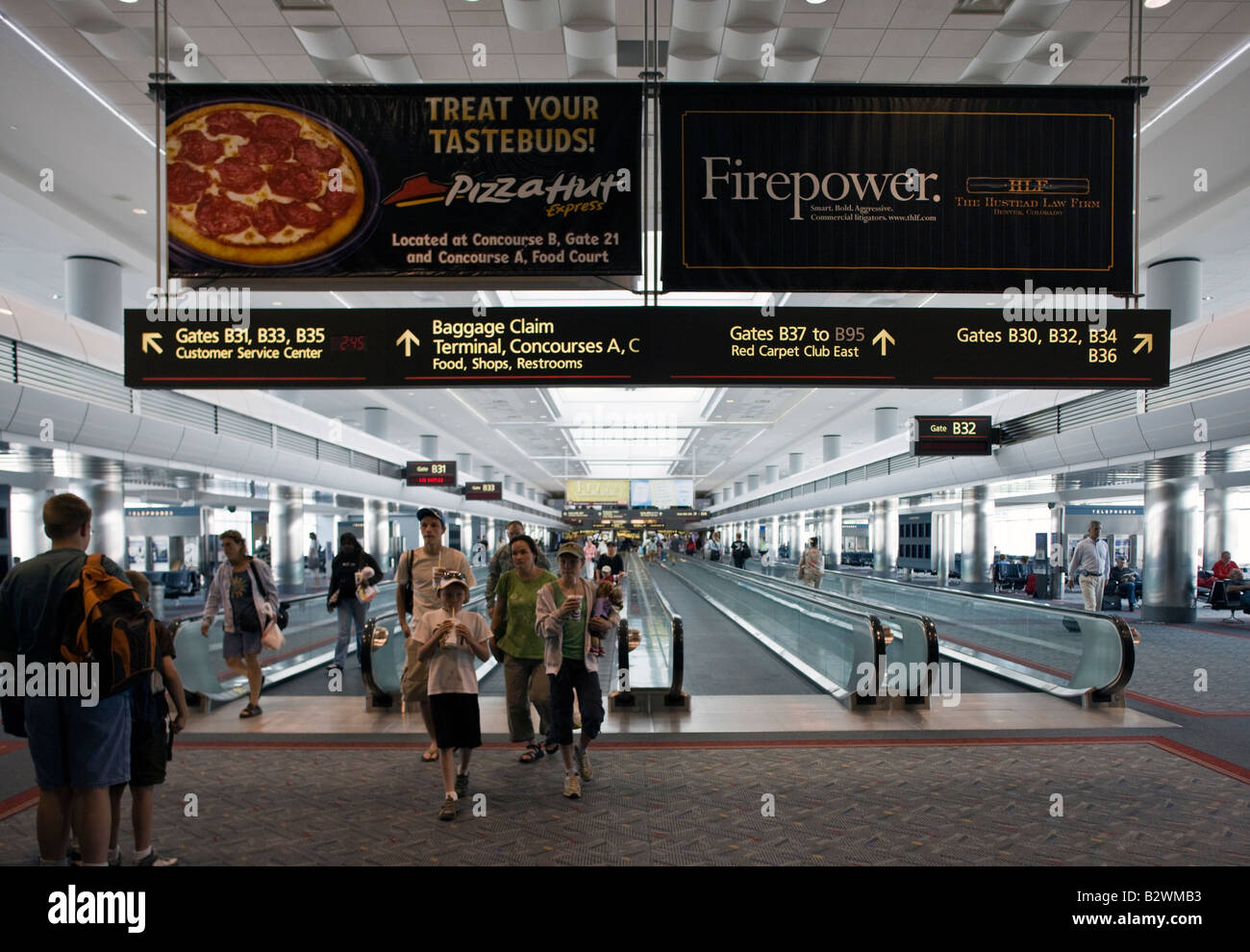 Passeggeri, all'Aeroporto Internazionale di Denver, Colorado, STATI UNITI D'AMERICA Foto Stock
