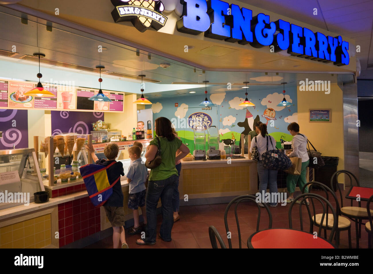 I clienti a Ben e Jerry's, l'Aeroporto Internazionale di Denver, Colorado, STATI UNITI D'AMERICA Foto Stock