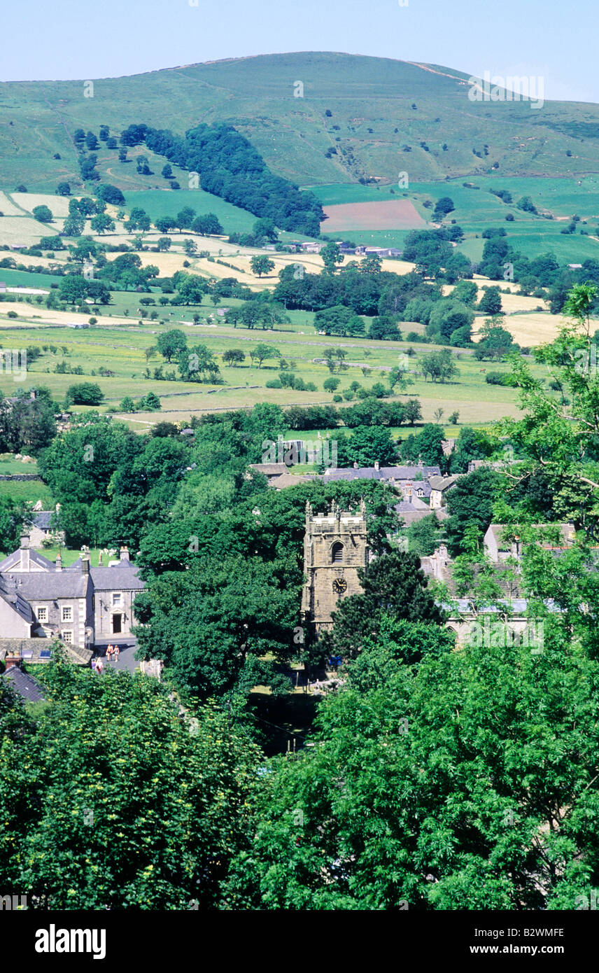 Il Castleton Hope Valley Derbyshire villaggio chiesa colline del Peak District inglese verde paesaggio England Regno Unito Foto Stock