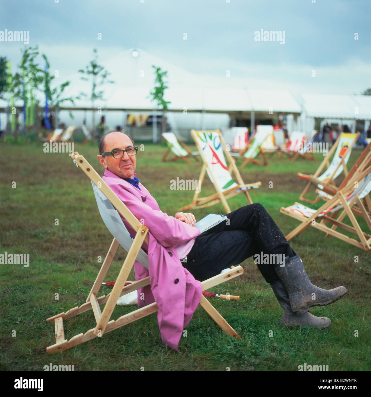 Pubblicità britannica guru e autore Robin Wight seduti sul prato del 2008 a Hay Festival, Hay-on-Wye, Wales, Regno Unito Foto Stock