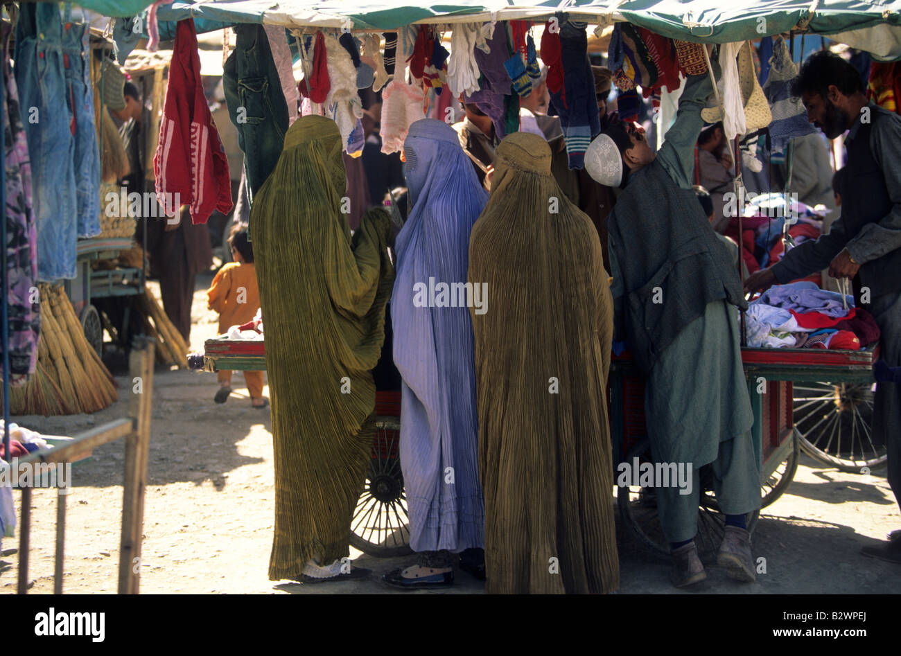 Le donne afghane indossa burqas in una Kabul, Afghanistan market Foto Stock