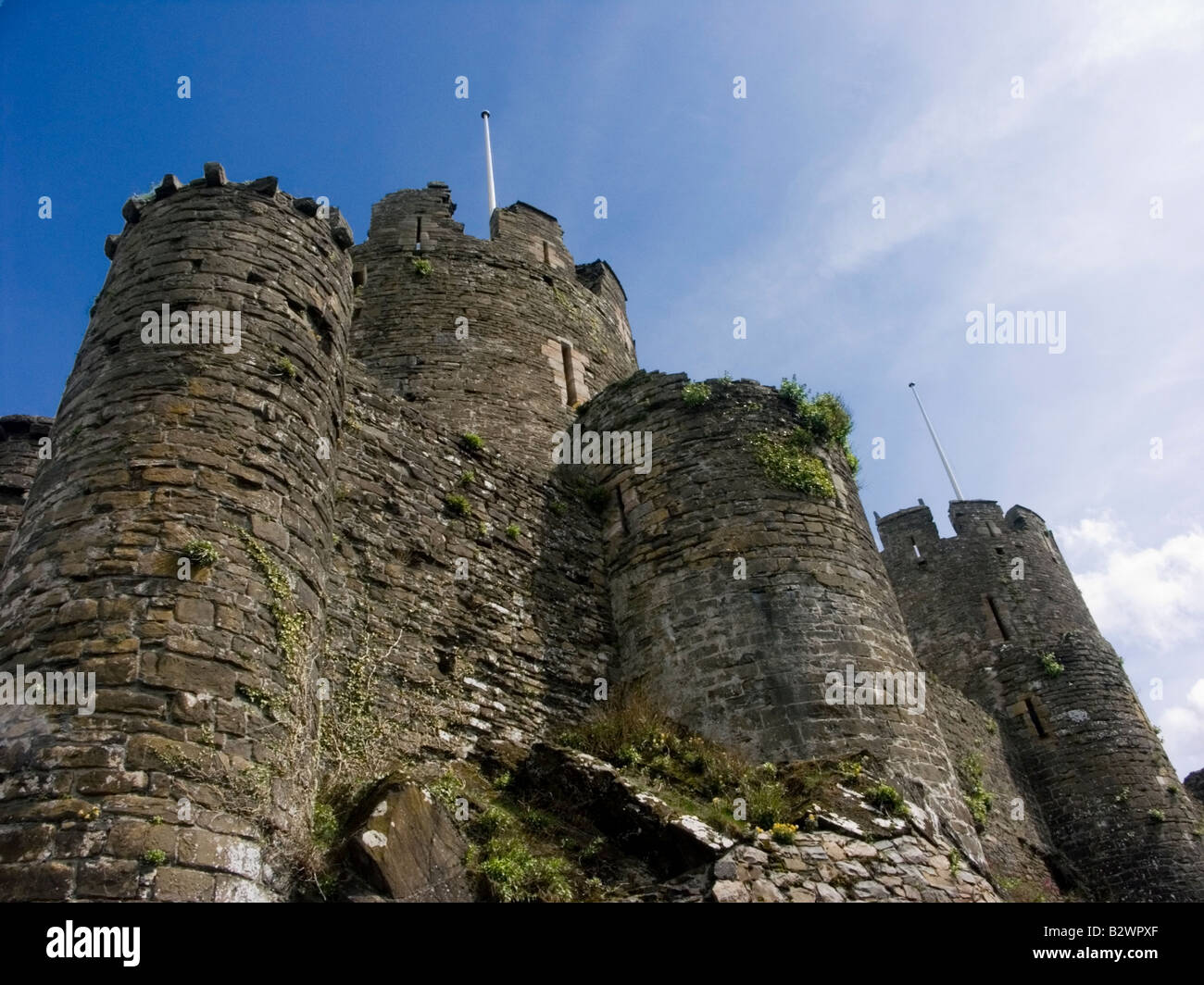 Conwy Castle da Nord Ovest aspetto che mostra sia il nord ovest e sud ovest di torri, Wales, Regno Unito Foto Stock