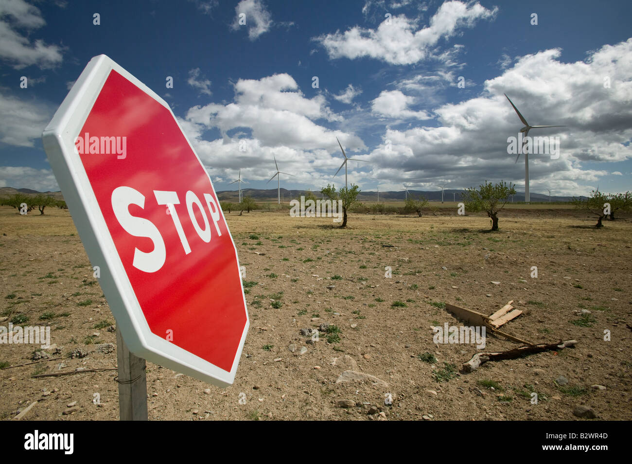 Il segnale di arresto al vento, Marquesada de Zenete Wind Farm, Andalusia, Spagna Foto Stock