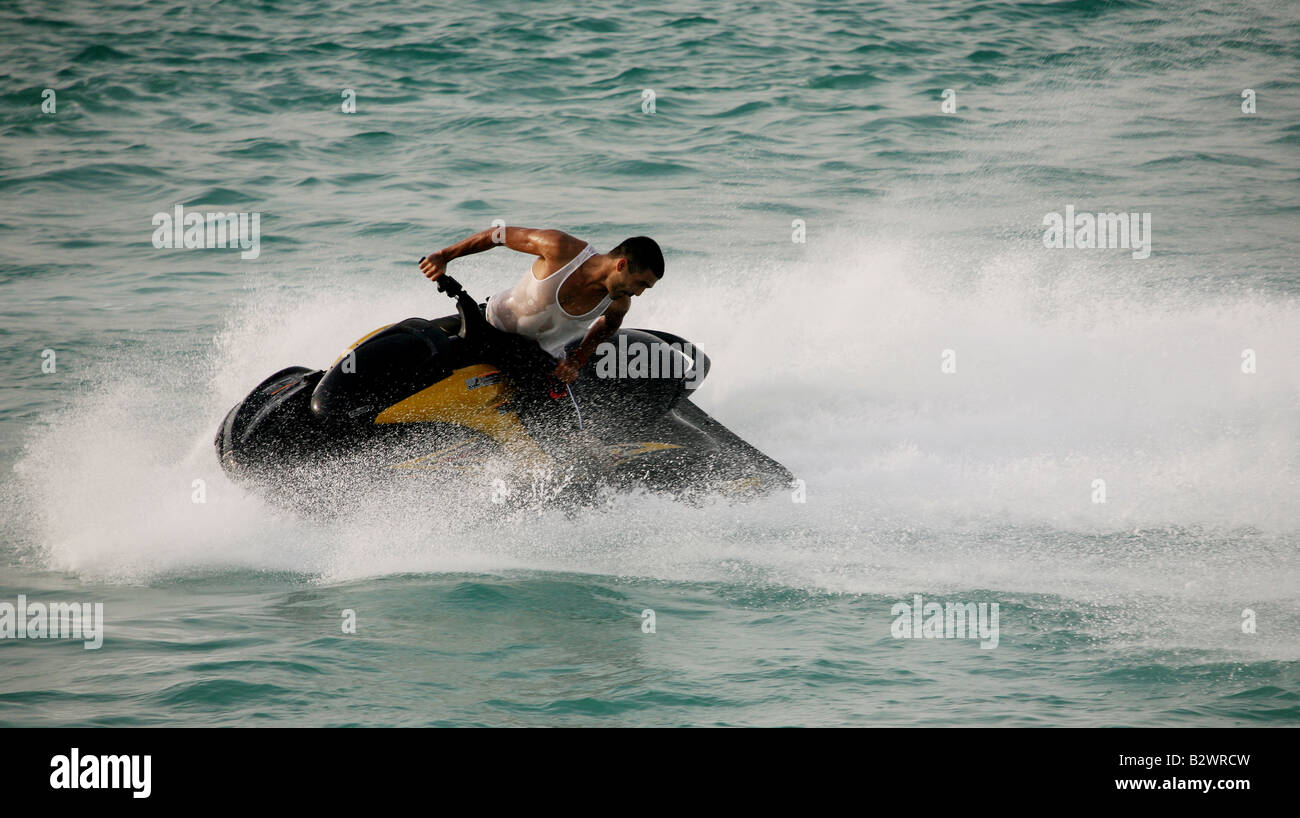 Gli sciatori a getto di eseguire acrobazie in mare Arabico lungo la corniche di Abu Dhabi Foto Stock