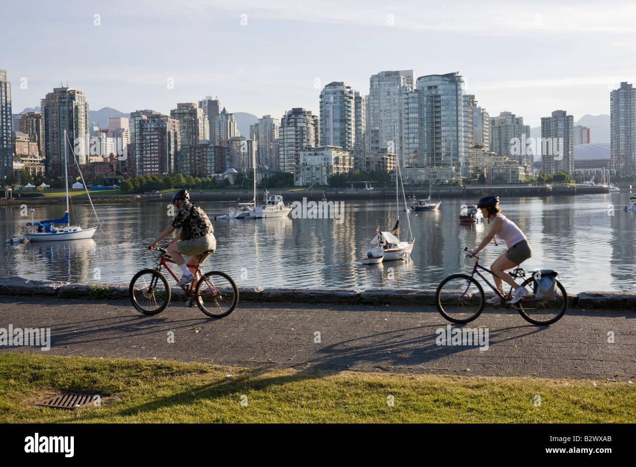 I ciclisti a Charlson Park, False Creek con vista di Vancouver, British Columbia, Canada Foto Stock
