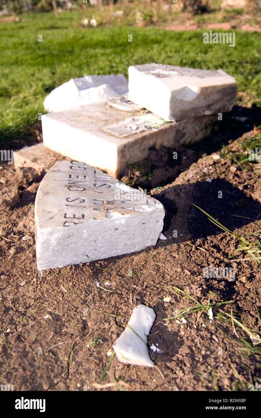 Vandali razzista 11 profanate tombe musulmane in St Mary s il cimitero di chiesa in chiesa Green Road Bletchley Foto Stock