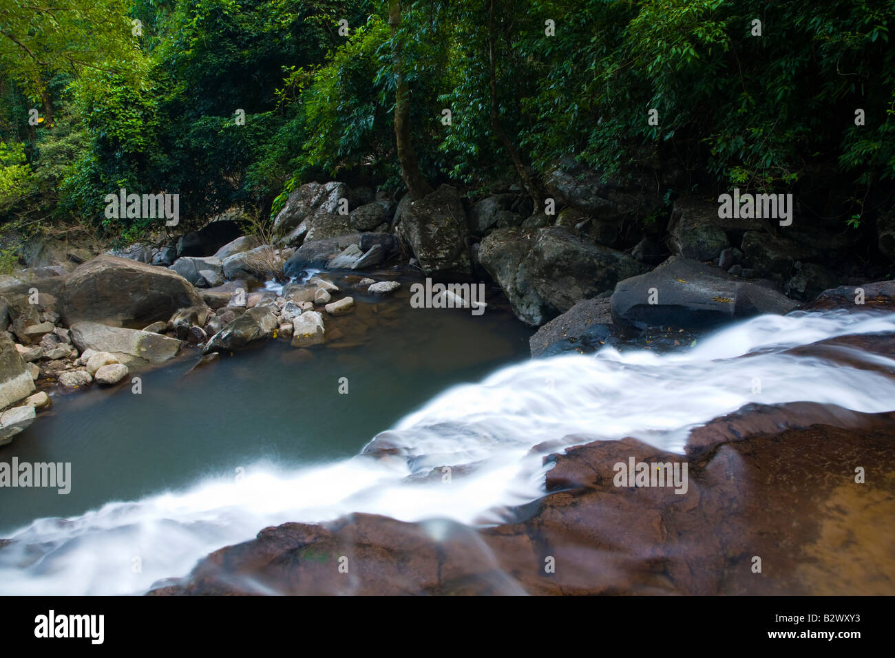 Laos Ban Hin Na cascata a valle di una cascata come cascades attraverso la giungla nativa e boccola Foto Stock