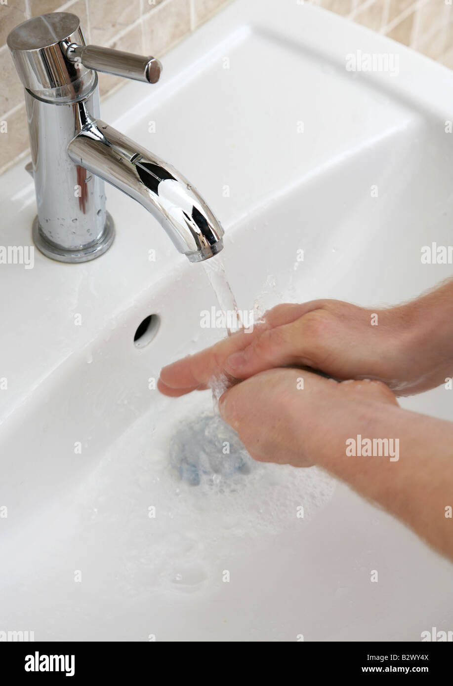 Persona lavarsi le mani Foto Stock