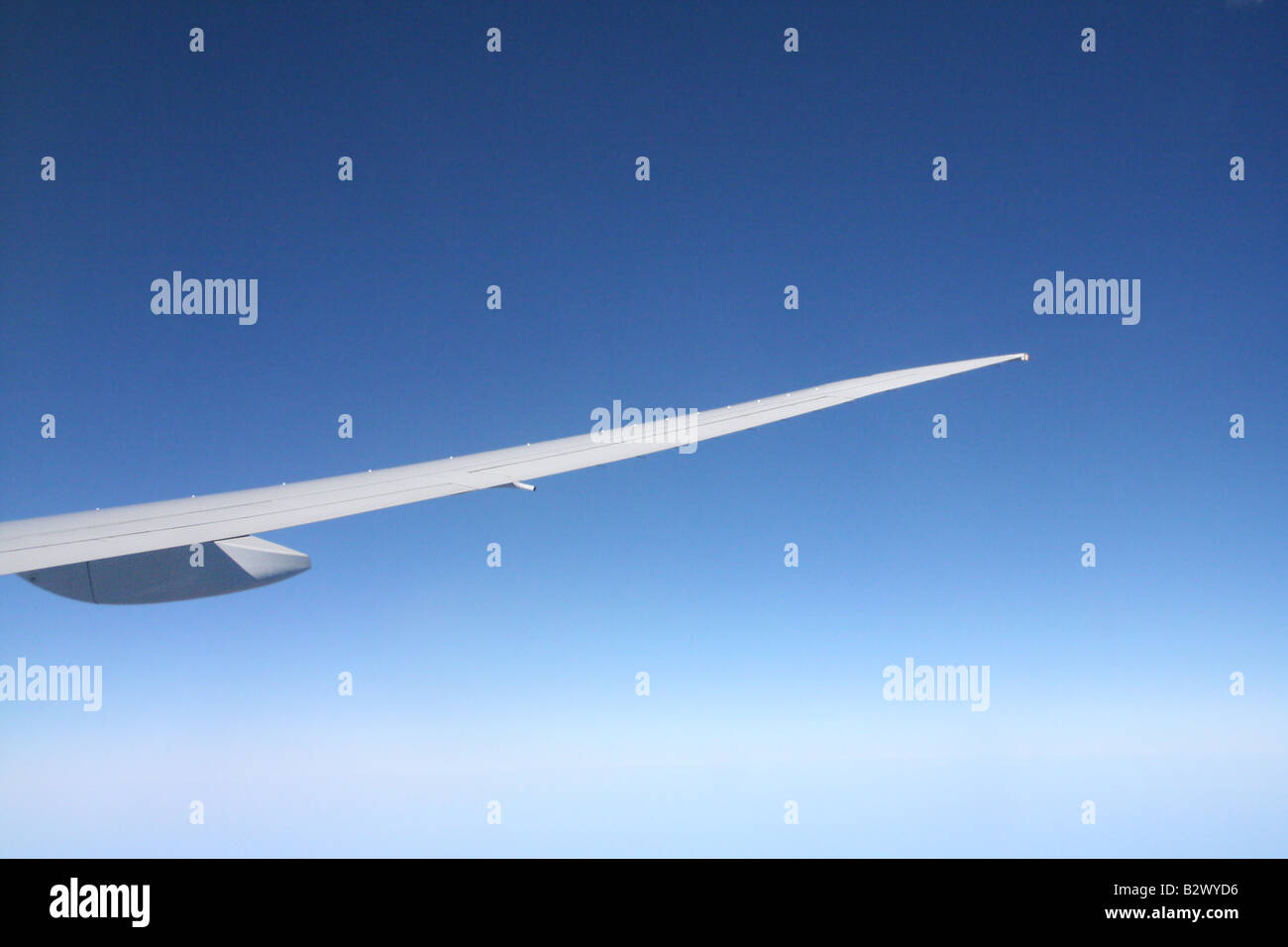 I cieli blu dietro il wingtip di un aereo Foto Stock