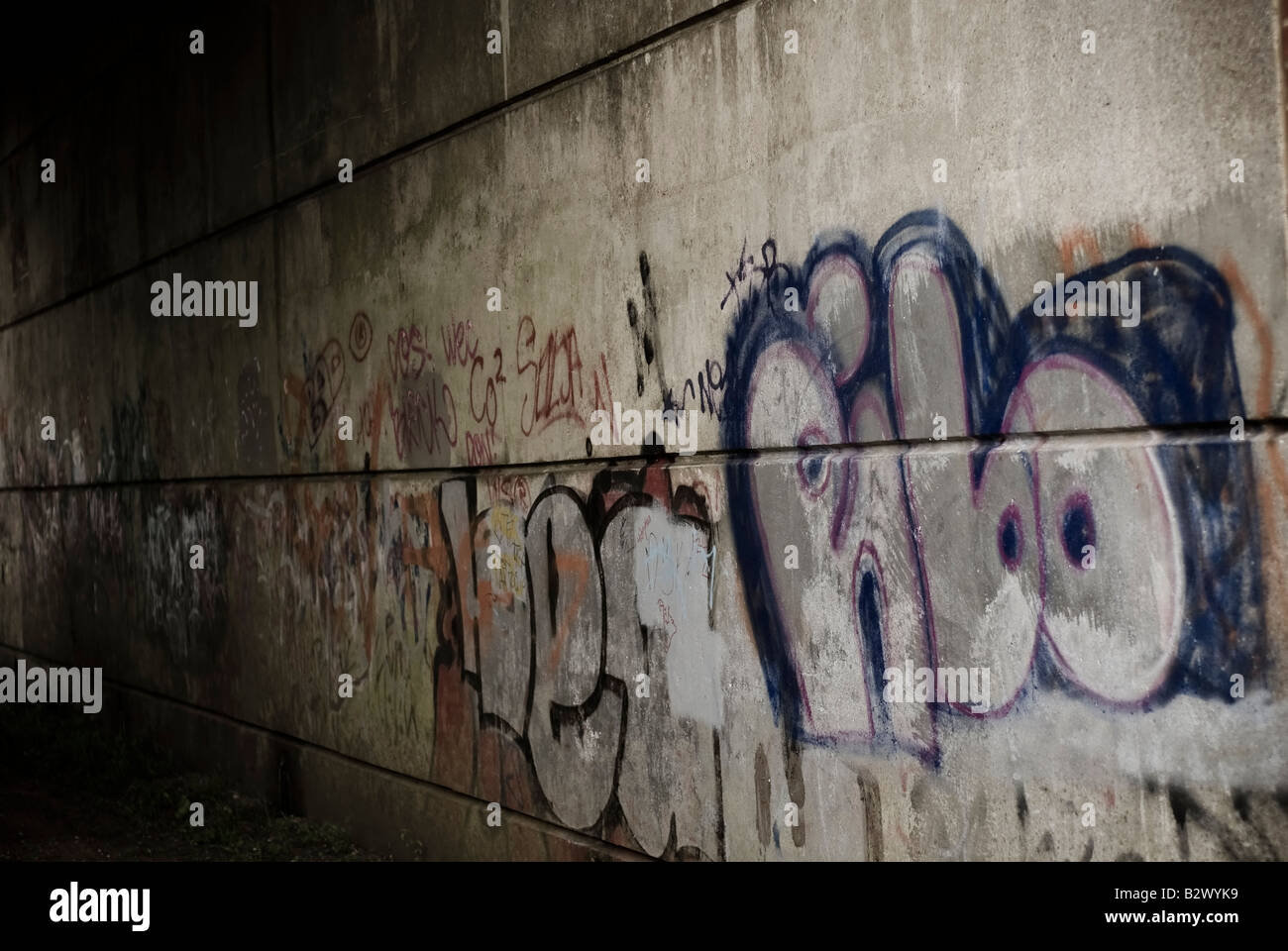 Una parete piena di graffiti Foto Stock