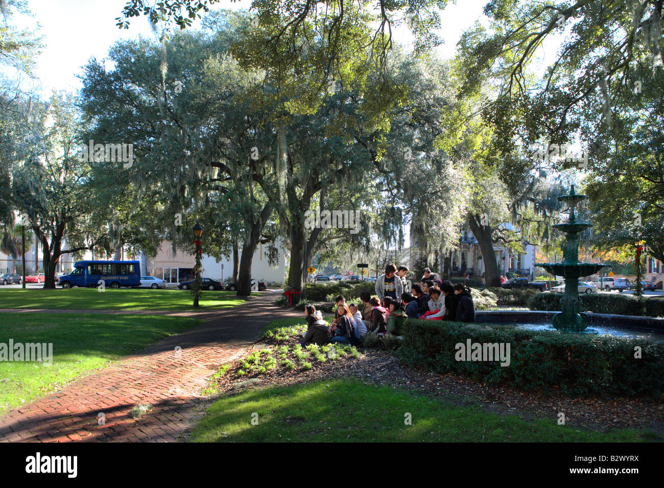 I turisti dalla fontana su Lafayette Square Savannah in Georgia negli Stati Uniti Foto Stock