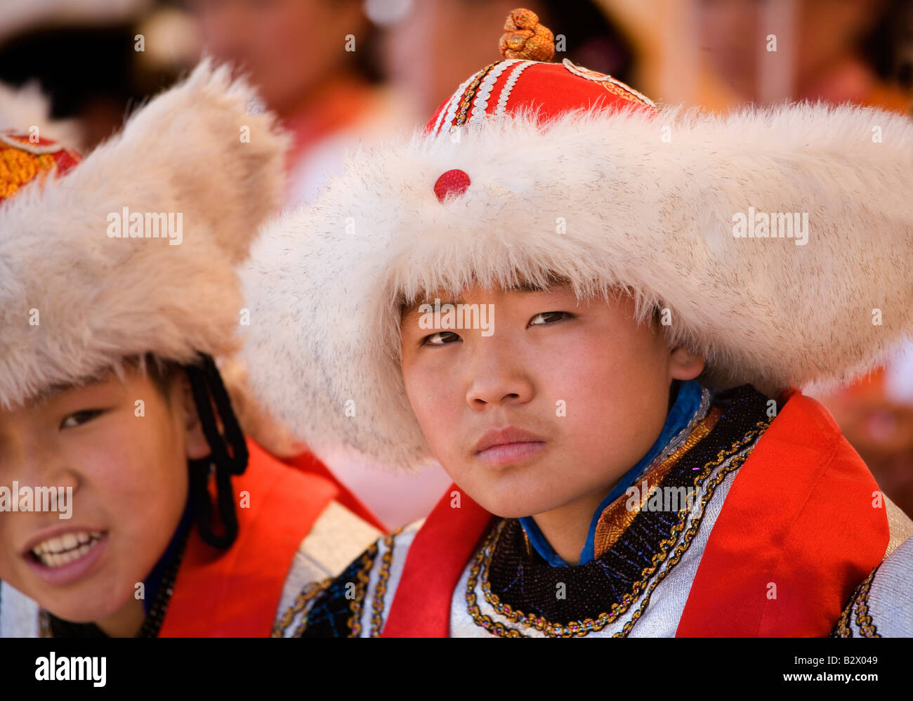 Bambino cantanti indossando il tradizionale costume mongola in attesa di eseguire per l'apertura del festival nazionale Foto Stock