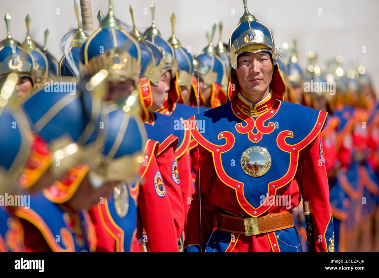 La guardia presidenziale di arrivare per la cerimonia di apertura in Piazza Sukhbaatar, Ulaanbaatar, in Mongolia Foto Stock