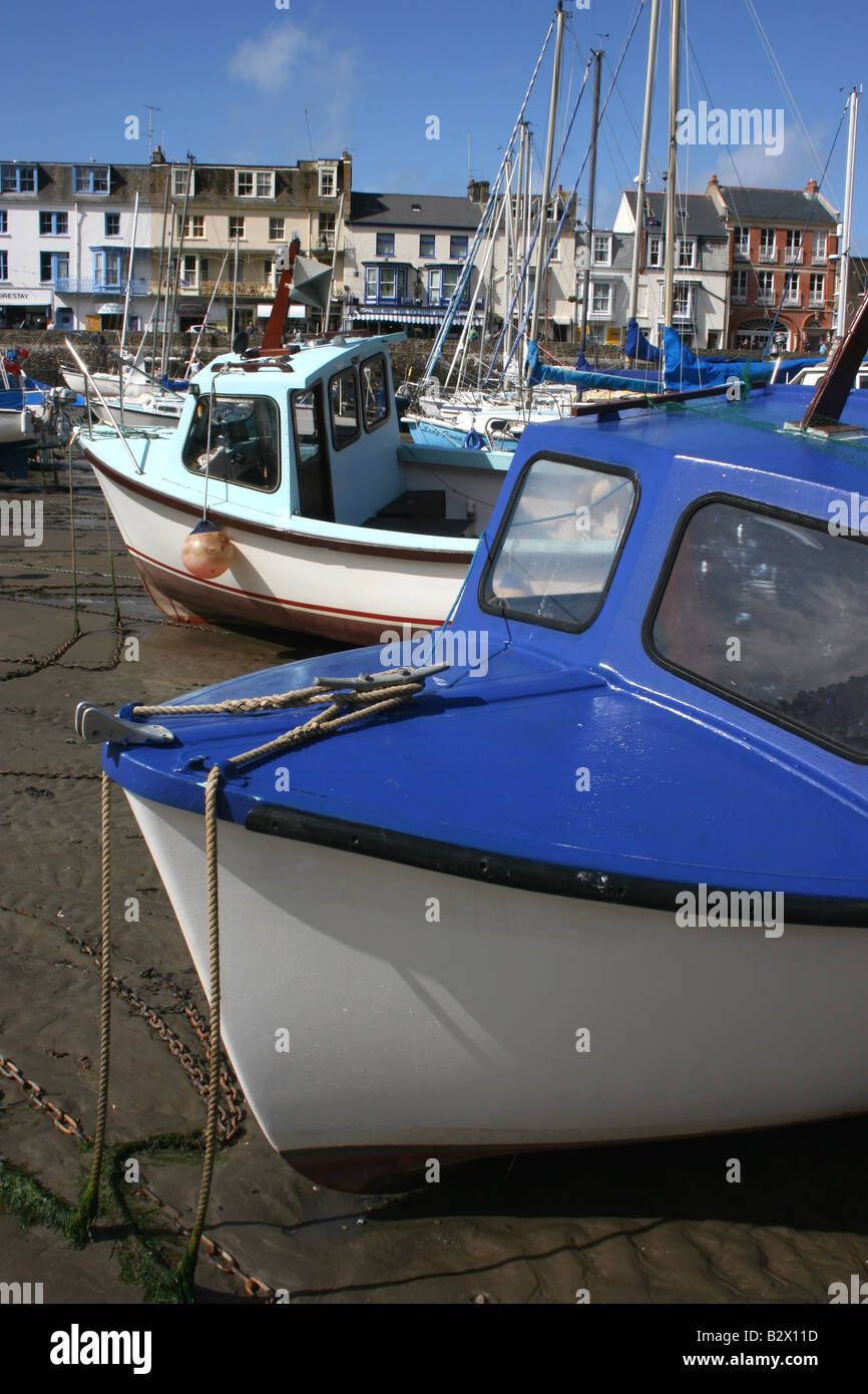Barche spiaggiata a bassa marea in Ilfracombe Harbour, Devon, Inghilterra Foto Stock