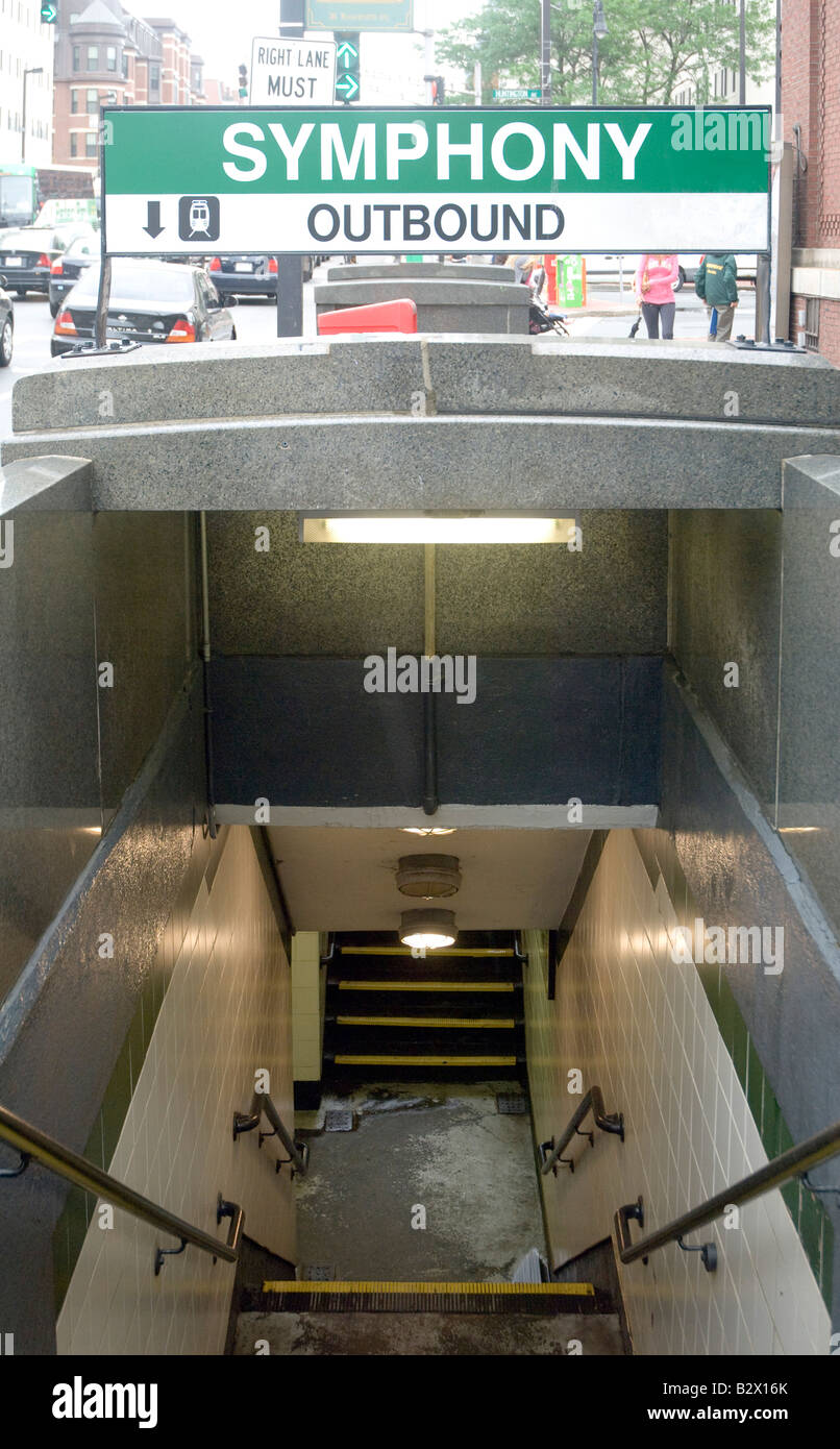 Greenline MBTA Subway entrata su Massachusetts Avenue a Boston Foto Stock
