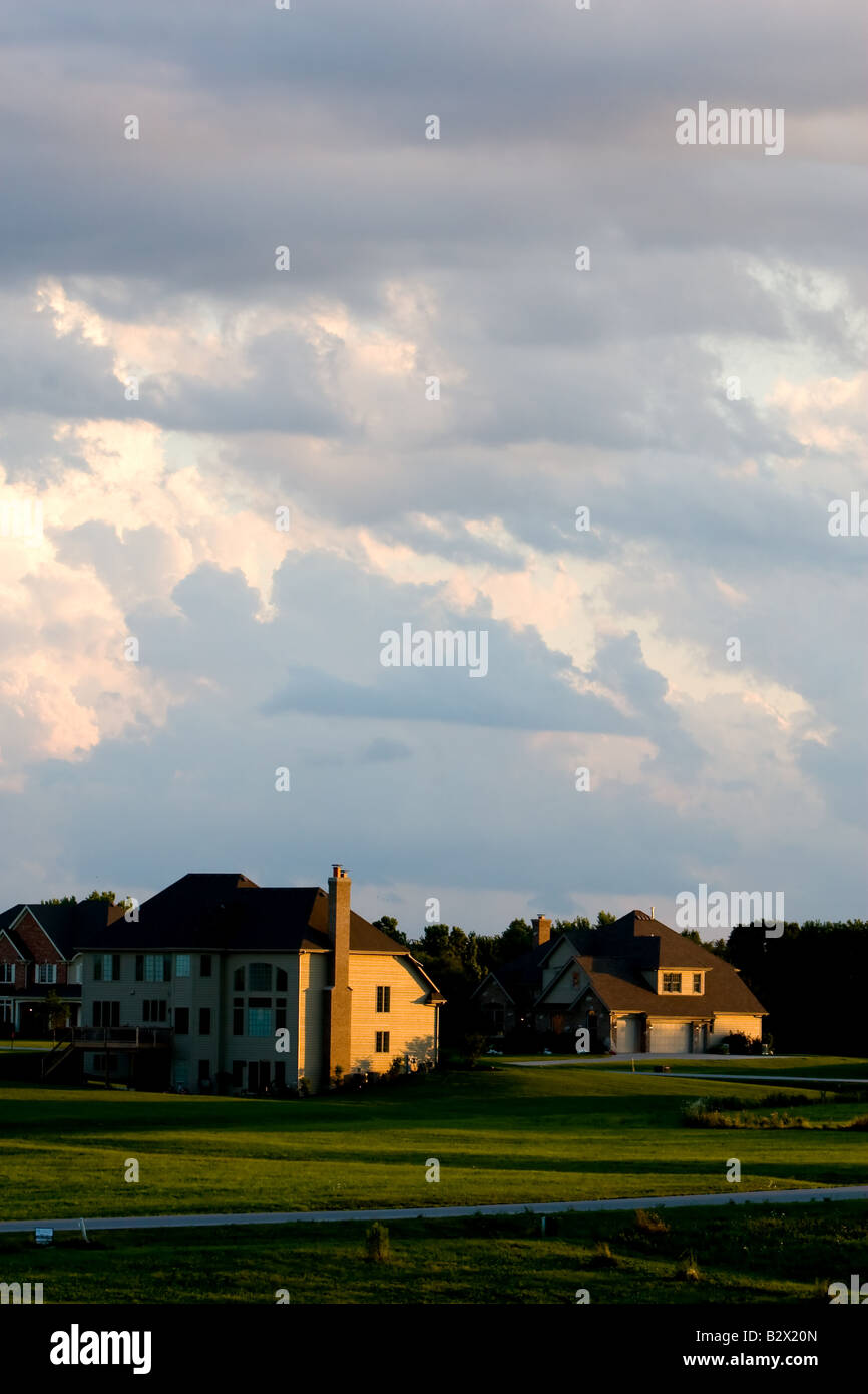 Una suddivisione delle case di fantasia in un borgo rurale vicino a Chicago, IL. Foto Stock