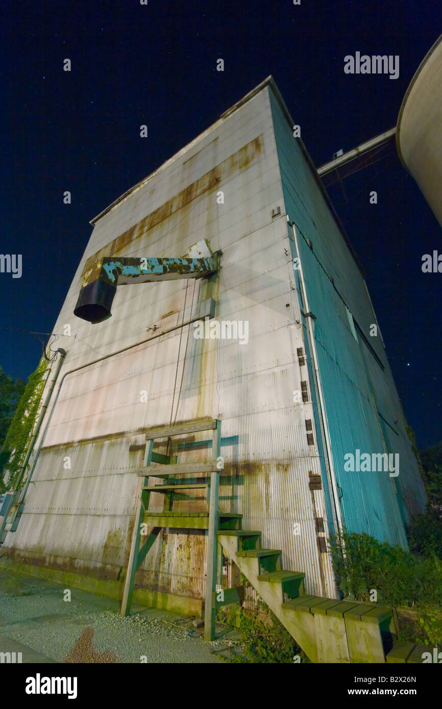 Il vecchio ascensore di stagno a Hinckley, il attende un carrello per caricare in una notte buia nella piccola città America. Foto Stock