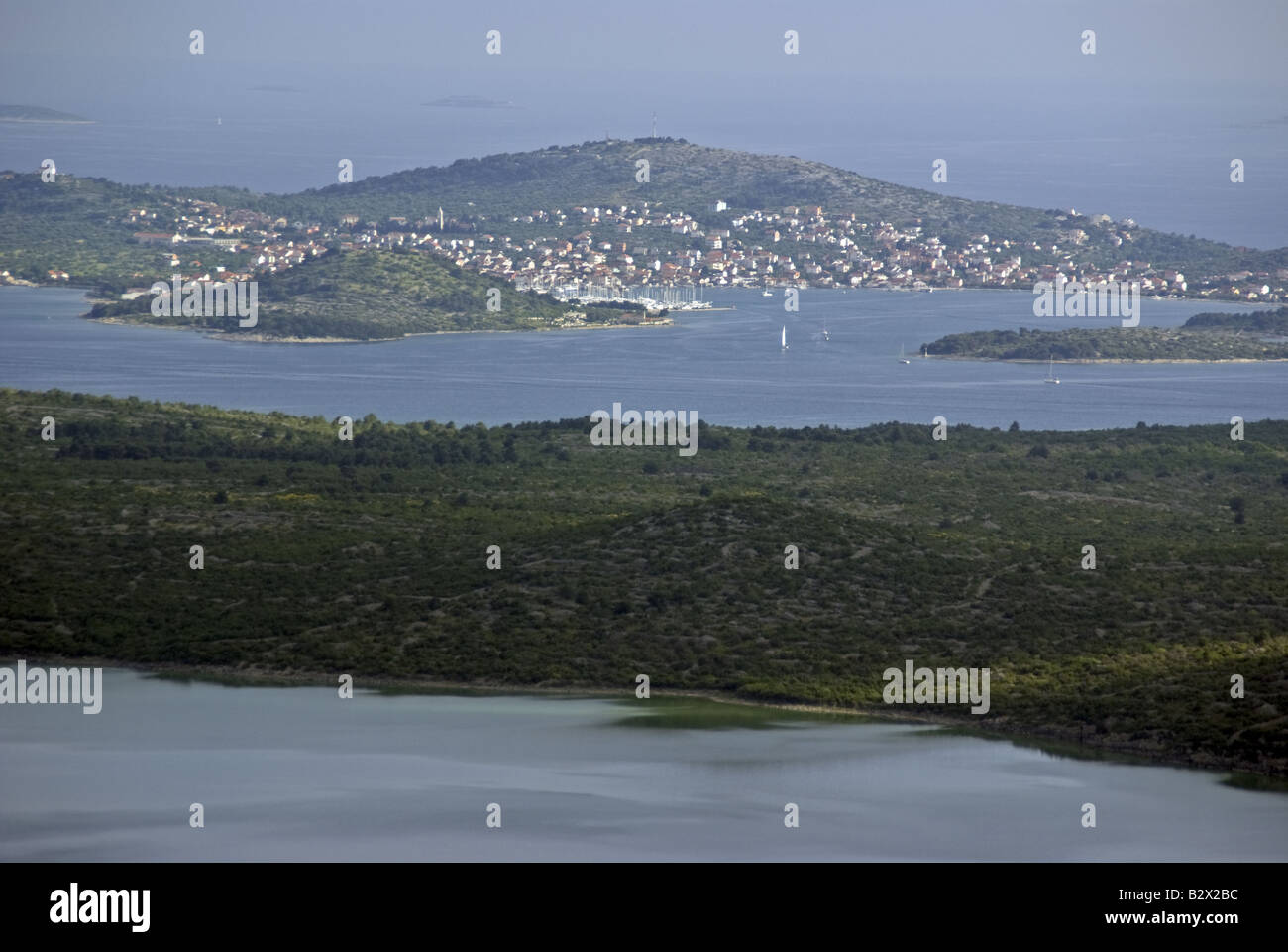 Le isole Incoronate arcipelago con città e dell'isola di Murter, e il lago di Vrana in primo piano Foto Stock