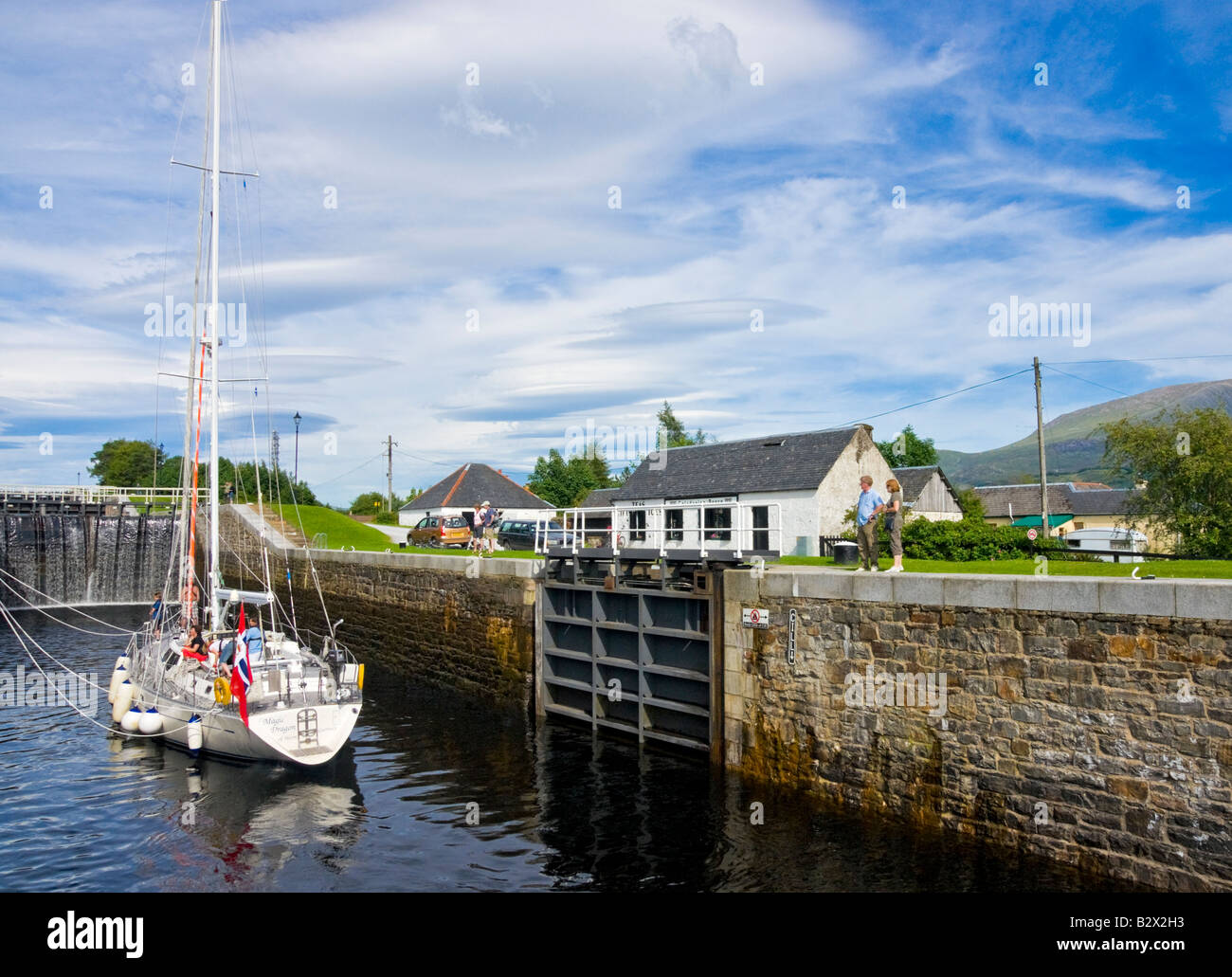 Una grande nave a vela è la negoziazione di Nettuno sulla scala di Caledonian Canal a Banavie vicino a Fort William in Scozia Foto Stock