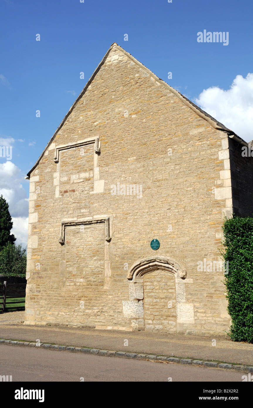 Casa con murate windows per evitare di dover pagare la finestra Imposta, Fotheringhay, Northamptonshire, England, Regno Unito Foto Stock