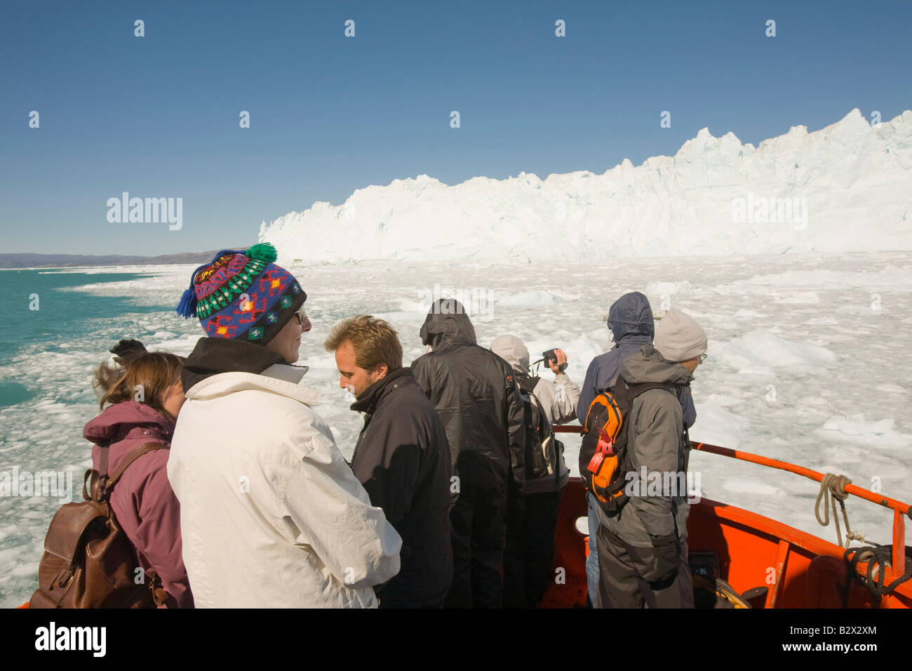 Una barca turistica al muso del Eqip Sermia ghiacciaio al Camp Victor a nord di Ilulissat su Greenlands west coast Foto Stock