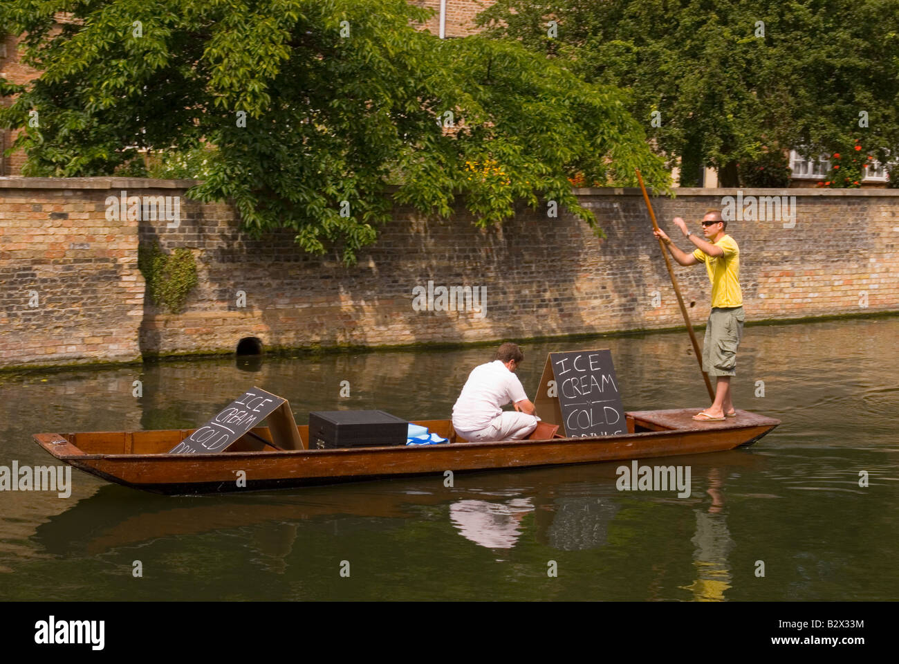Gelati venduti da un punt barca sul fiume Cam in Cambridge, UK Foto Stock