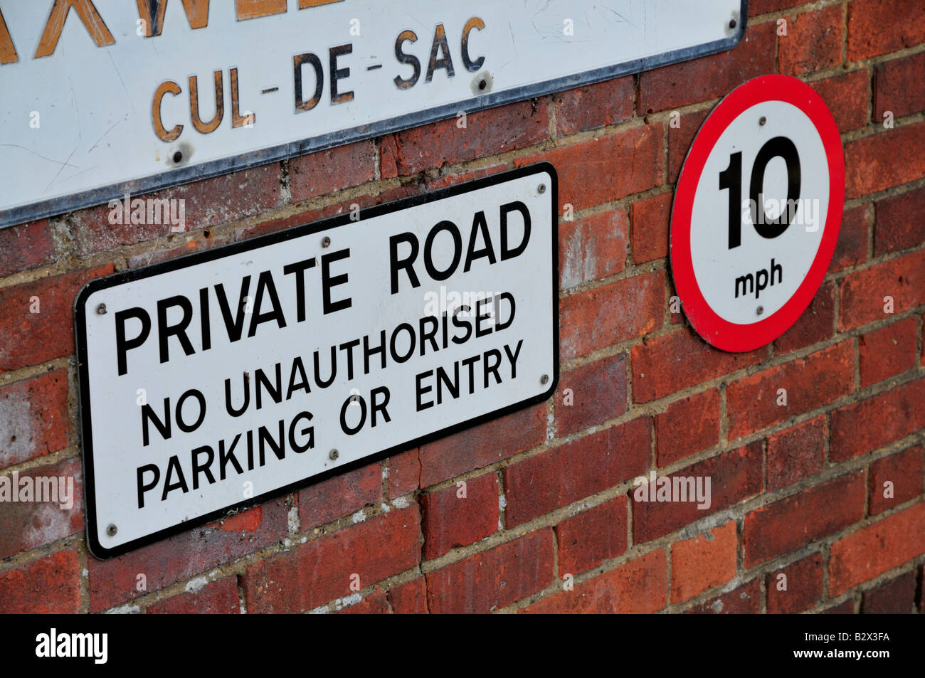Strada privata segno, per un cul-de-sac, che mostra il limite di velocità di 10mph e nessun parcheggio Foto Stock
