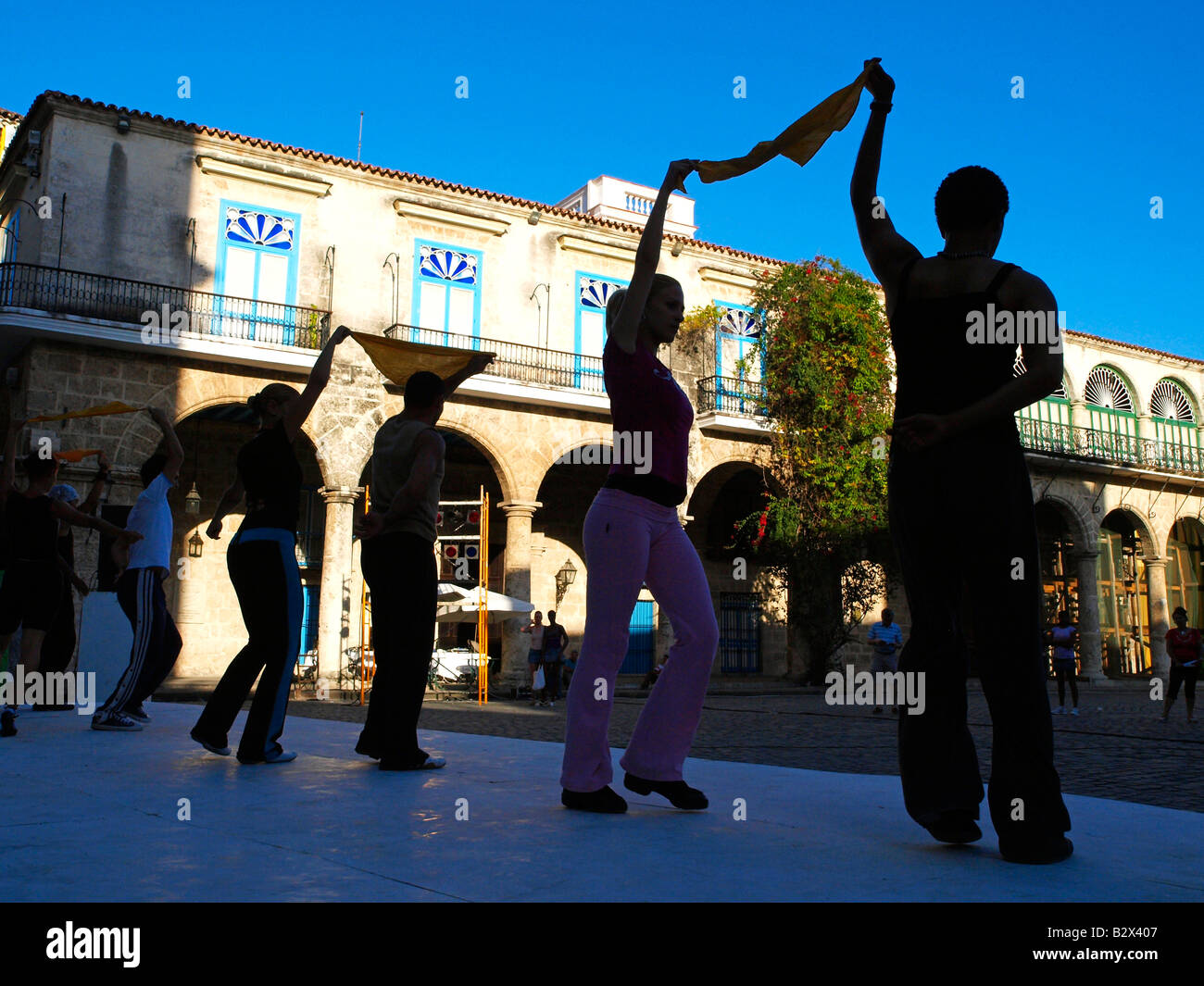 Havanna Vieja, città vecchia, gruppo di ballerini Foto Stock