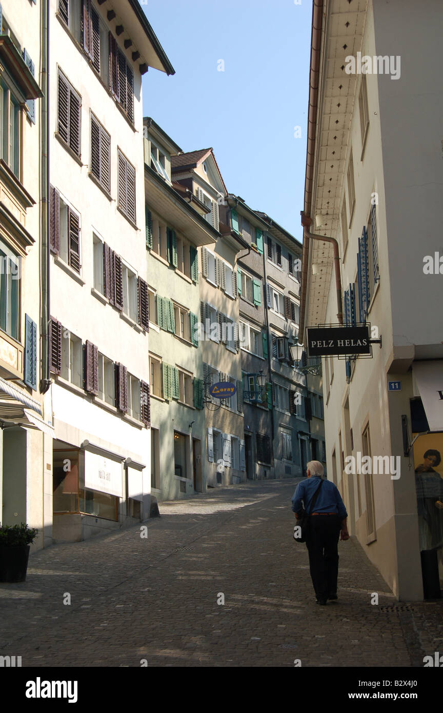 Senior uomo a camminare su un vicolo vicino Niederdorfstr città vecchia di Zurich Svizzera Foto Stock