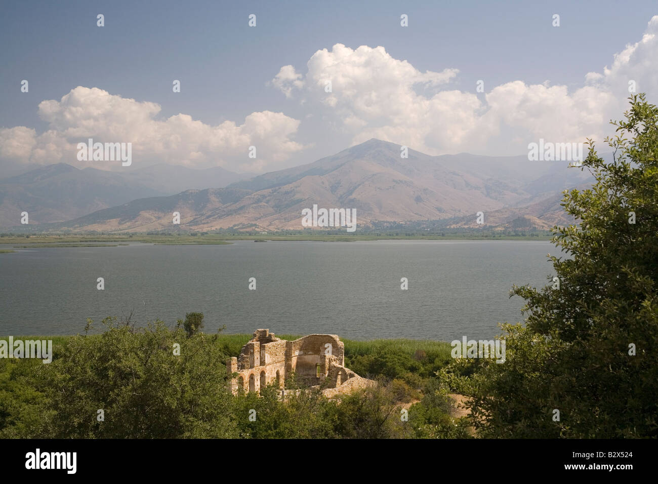 Grecia Macedonia Mikri Prespa lake, Agios Achilios & Basilica rovine Foto Stock