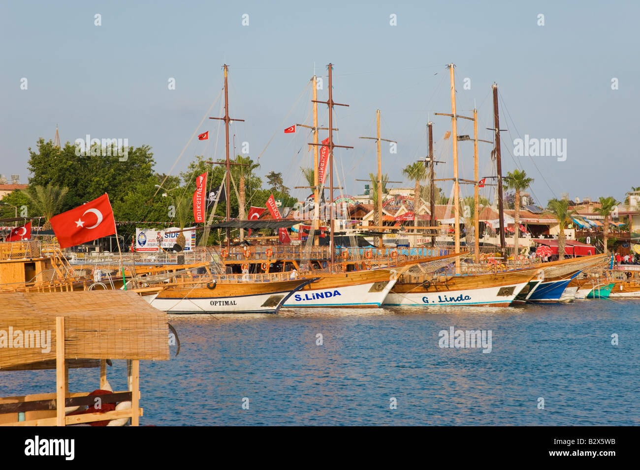 Barche di rivestimento del harbourside nel lato, Mediterraneo orientale, Turchia Foto Stock