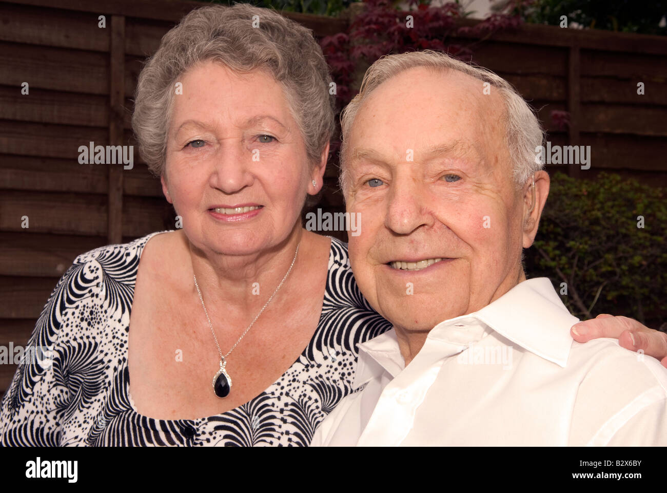Coppia di anziani moglie di età compresa tra i 78 marito 86 anni in occasione del loro diamante anniversario di matrimonio, feltham, middlesex, Regno Unito. Foto Stock