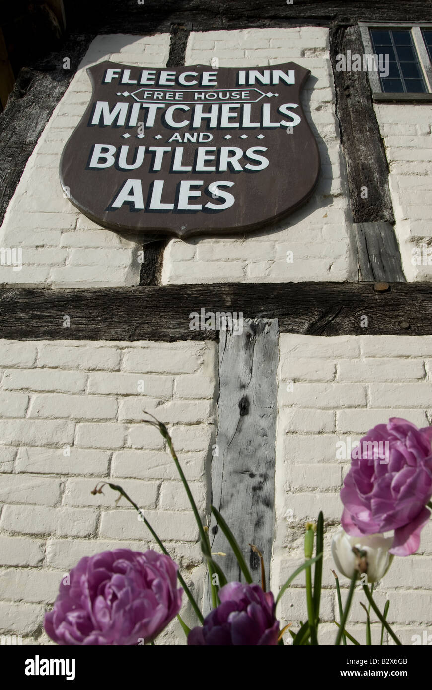 Mitchells e maggiordomi ales cartello in Fleece Inn public house a Bretforton, Worcestershire, Regno Unito. Foto Stock