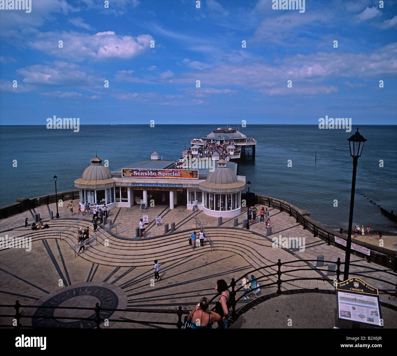 Cromer Pier su un caldo calma giorno di estate in agosto 2008 Foto Stock