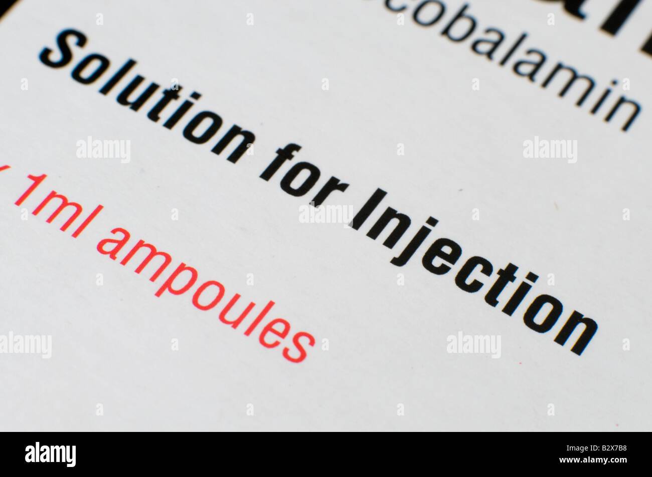 Parte anteriore di una casella farmaceutica di vitamina B12 ampolle, con le parole "in soluzione per iniezione' Foto Stock