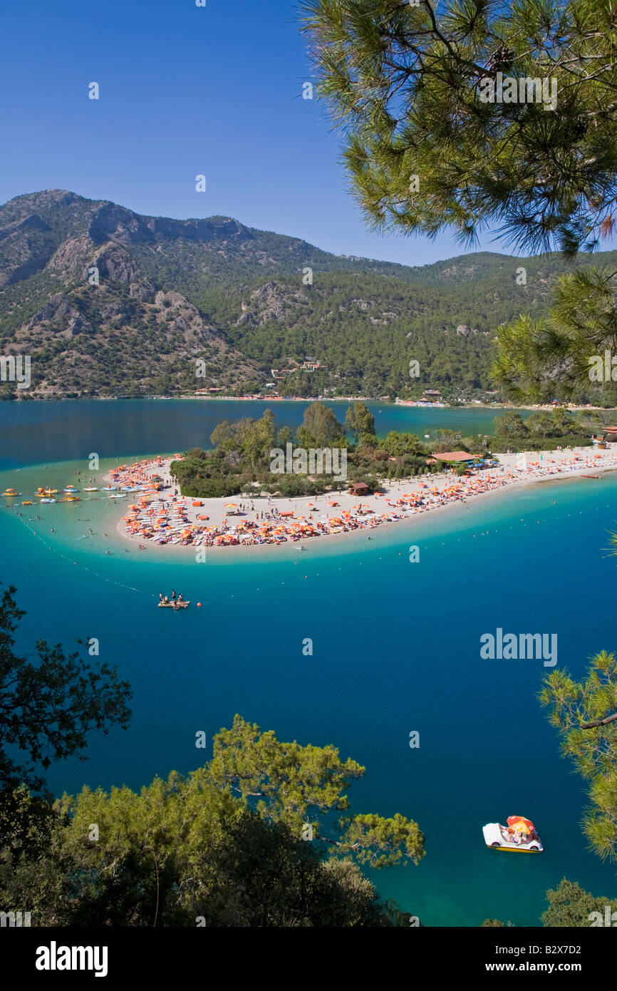 La Turchia Costa Mediterranea anche conosciuta come la Costa turchese Oludeniz vicino a Fethiye vista in elevazione della famosa laguna blu Foto Stock