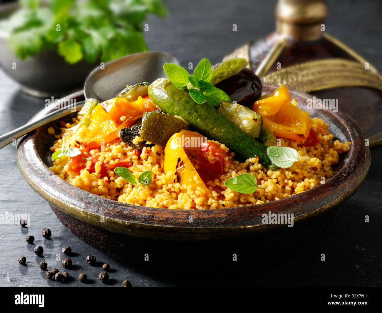 Il couscous con arrosto di verdure mediterranee Foto Stock