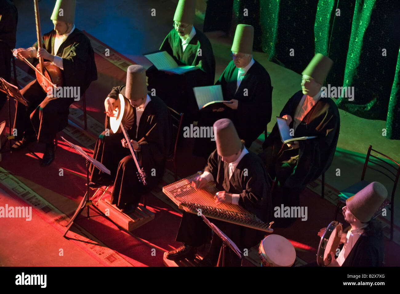 I musicisti suonano musica Sufi durante la cerimonia Sema dal Mevlevi sa come i Dervisci Rotanti Istanbul Turchia Foto Stock