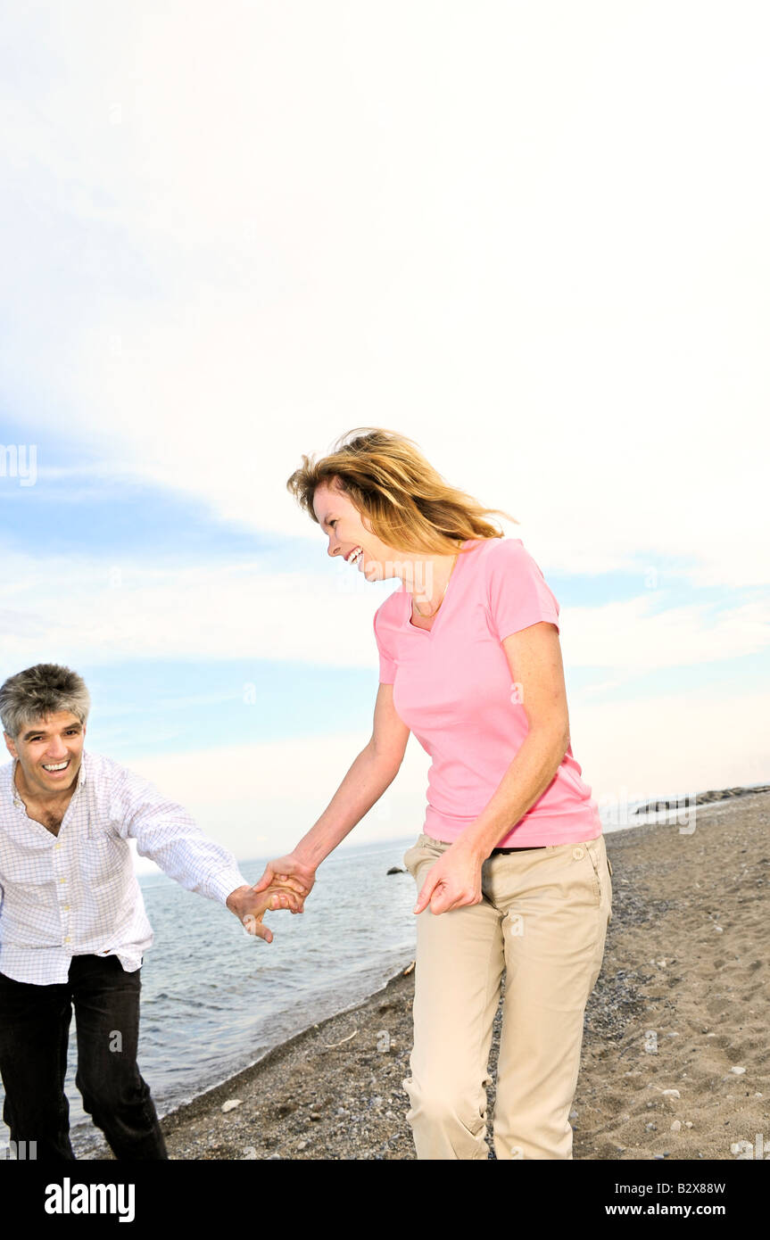 Coppia coppia romantica a camminare su una spiaggia Foto Stock