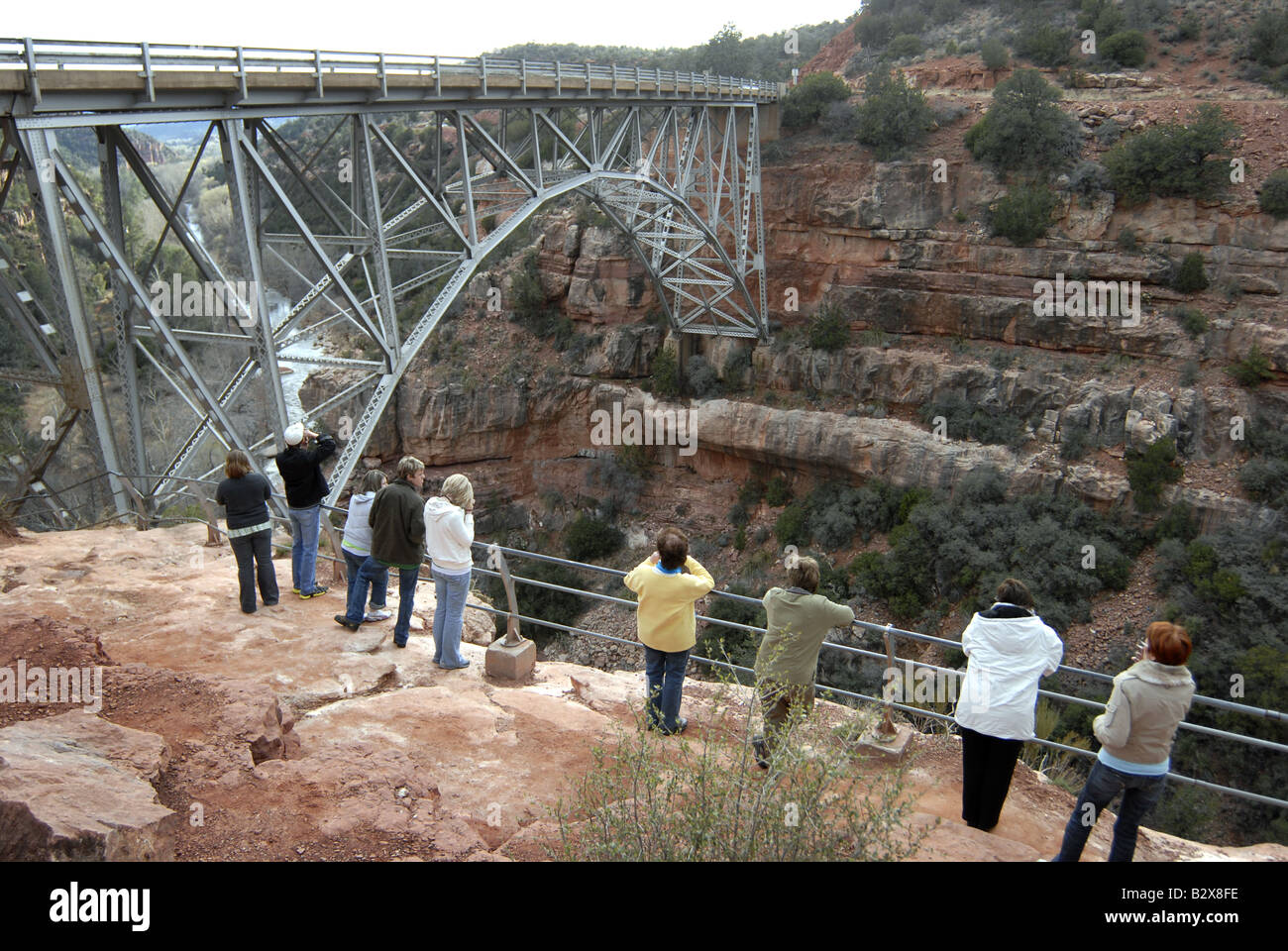 I turisti guardano in basso a Oak Creek Canyon sotto il ponte Midgley vicino a Sedona in Arizona Foto Stock