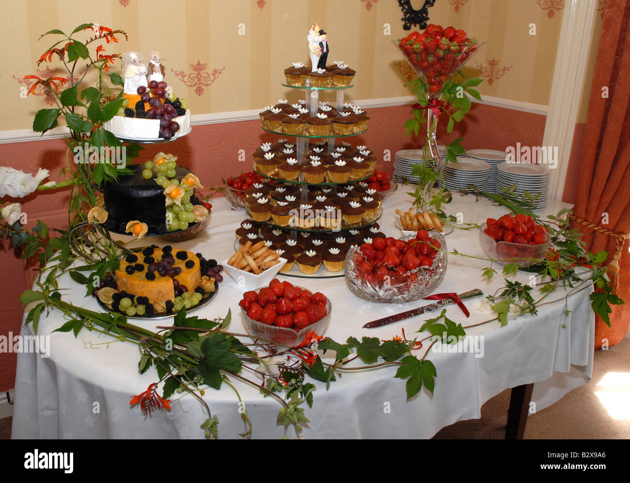 Coppa di nozze torte con fragole e una torta di formaggio Foto Stock