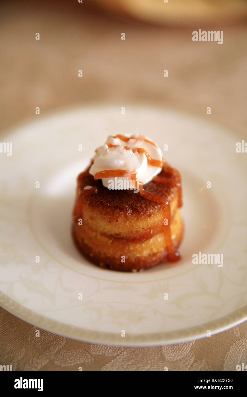 Dolci deliziosi serviti in un piatto elegante Foto Stock
